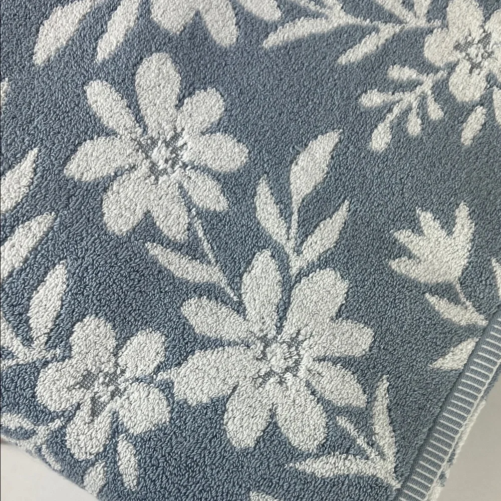 Common Thread Bath Towels Blue White Floral Plush 100% Cotton Set of 2 NEW